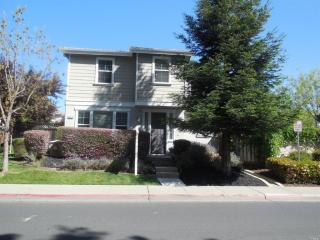 101 Summerfield Dr, Vacaville, CA 95687-4144
