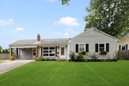 135 Edmond Dr, Warwick, RI 02886-8521