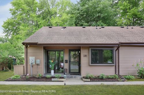29 Manchester Ct, Tinton Falls NJ 07701-5490 exterior