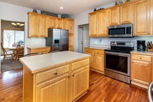 6869 Cambridge Rd, Prior Lake, MN 55379-7037