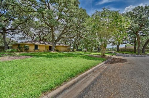100 Memorial Ln, Columbus, TX 78934-2017