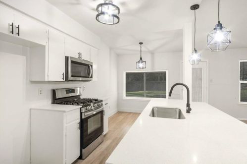 4527 Creek Bend Dr, Austin TX  78744-5114 exterior