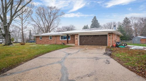6118 Valley Knoll Dr, Rockford, IL 61109-1870