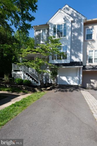 8328 Southern Oaks Ct, Lorton, VA 22079-3057