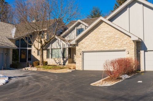 6 Bel Aire Ct, Willowbrook, IL 60527-8382