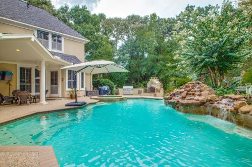 2 Wedgewood Blvd, Conroe TX  77304-1349 exterior