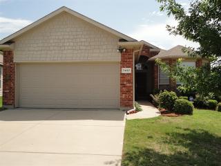 7457 Sunray Dr, Fort Worth TX  76120-3339 exterior