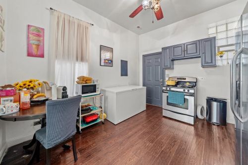 201 Kildare Ave, Chicago, IL 60624-2202