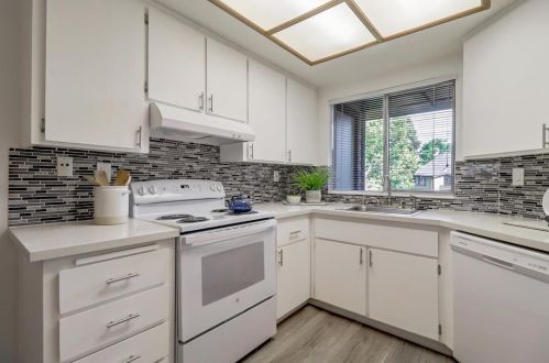 732 Sterling Dr, San Leandro CA 94578-4172 exterior