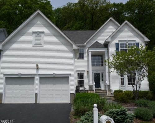 6 Red Bud Ln, Green Brook, NJ 08812-1820