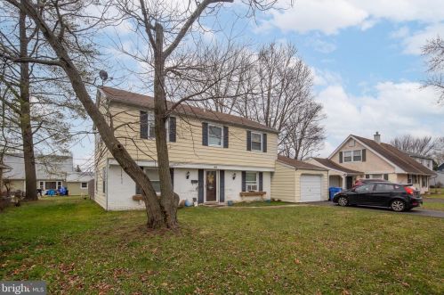 60 Midvale Ln, Willingboro, NJ 08046-3157