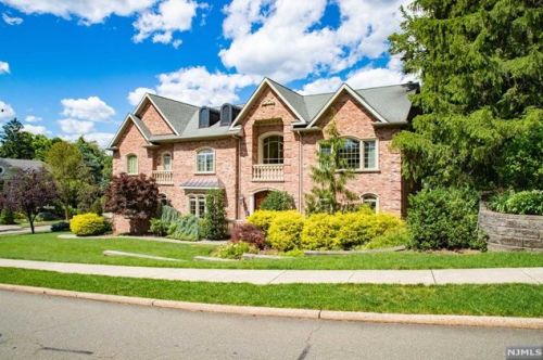 32 Alpine Dr, Closter, NJ 07624-2842