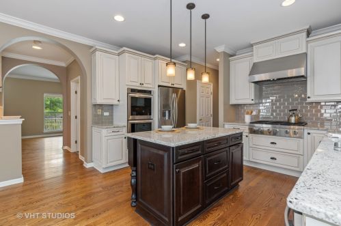 1126 Vista Dr, Gurnee, IL 60031-5170