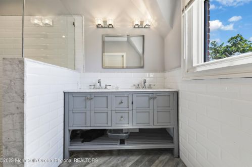 302 2nd Ave, Tinton Falls NJ  07712-6132 exterior