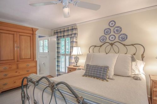 100 Finchley Ct, Atlanta GA  30328-2034 exterior