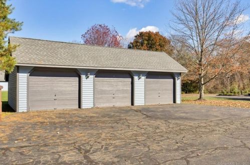 3 Mallard Ct, Wallingford CT  06492-5385 exterior
