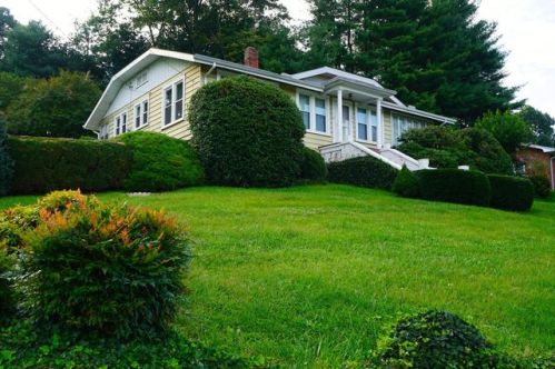 373 Main St, Clyde, NC 28721-8628