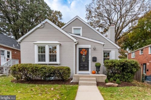 702 Forest Glen Rd, Silver Spring, MD 20901-2210