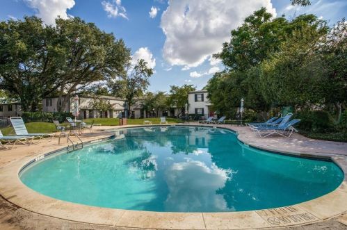 4947 Hall St, Dallas TX  75235-1941 exterior