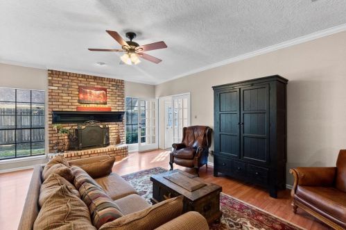 206 Deep Dl Ln, Conroe TX  77304-7208 exterior