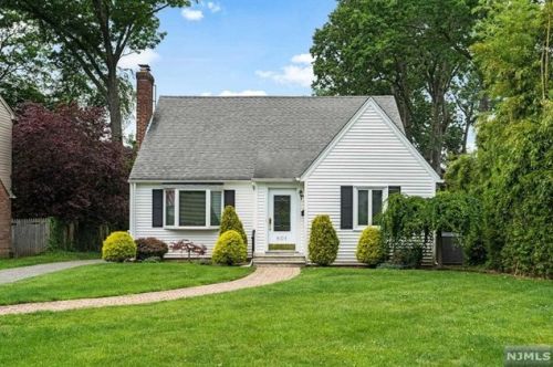 801 Oak Ave, River Edge, NJ 07661-2221
