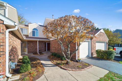 475 Canterbury Dr, Carol Stream, IL 60188-3923