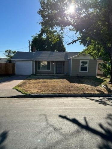 121 Covena Ave, Modesto, CA 95354-2818