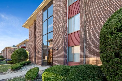 15808 Terrace Dr, Oak Forest, IL 60452-2934