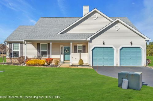 13 Fieldstone Ct, Lakehurst, NJ 08759-5162