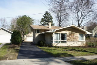 208 Garfield Ave, Green Oaks, IL 60048-2756