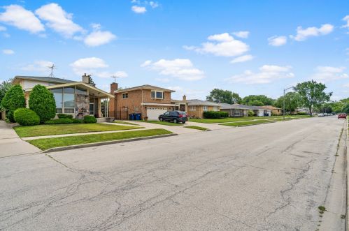 8927 Richmond Ave, Chicago, IL 60805-1255