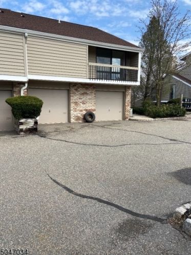 122 Overlook Dr, Clinton, NJ 08809-1109