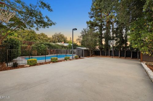 2512 Rockdell St, Glendale CA 91214-2221 exterior