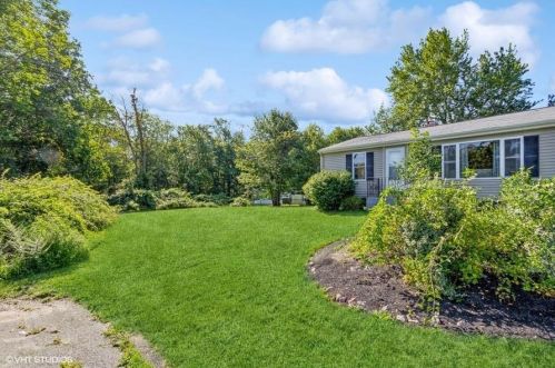 86 Chester St, Tiverton, RI 02878-2304
