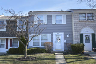 1930 Farnham Ct, Schaumburg, IL 60194-2214