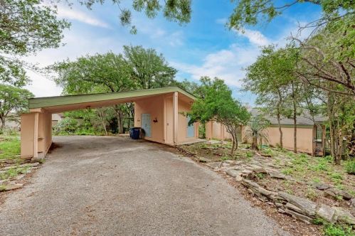 1811 Brookhaven Dr, Austin, TX 78704-2748