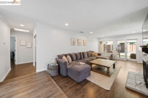 220 Yosemite Dr, Livermore, CA 94551-2427