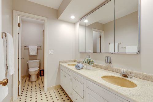 1020 Summit Dr, Bannockburn IL  60015-1823 exterior