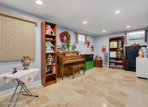 8170 Davis St, Niles IL 60714-1506 exterior