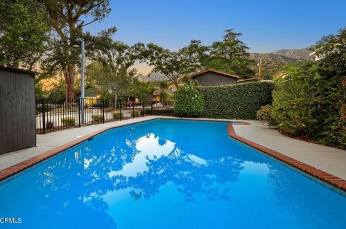 2512 Rockdell St, Glendale CA 91214-2221 exterior