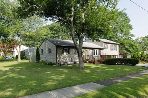 6 Applewood Ln, Milford, CT 06460-6804