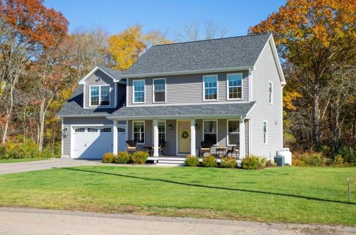 16 Berry Dr, Westerly, RI 02891-1143