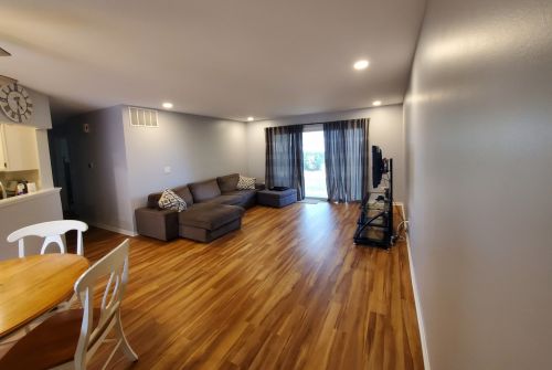 393 Sandhurst Cir, Glendale Heights, IL 60137-6678