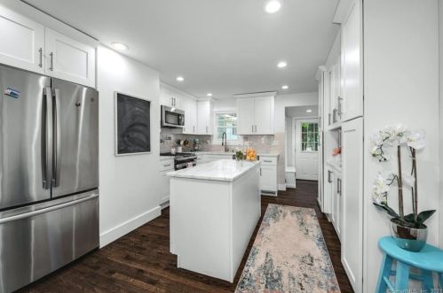 129 Grumman Ave, Norwalk CT  06851-2404 exterior