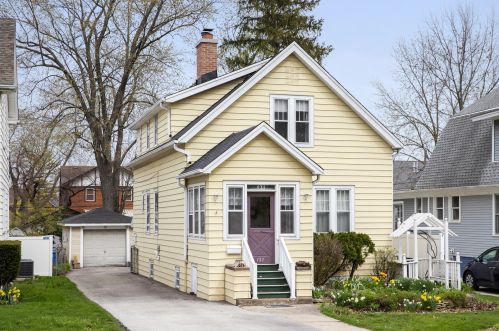 121 Willow Rd, Elmhurst, IL 60126-2937
