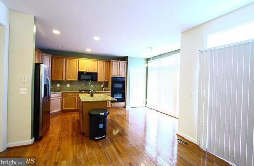 8091 Samuel Wallis St, Lorton VA  22079-2351 exterior
