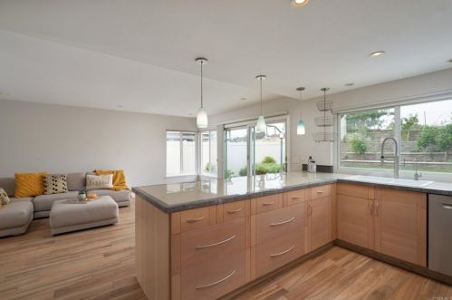 1504 Valleda Ln, Encinitas, CA 92024-2412
