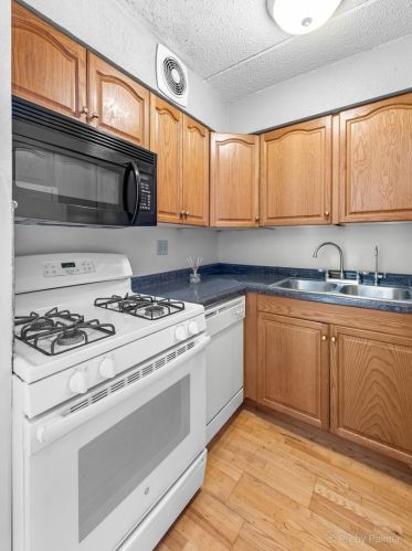 575 Fairway View Dr, Wheeling, IL 60090-3883