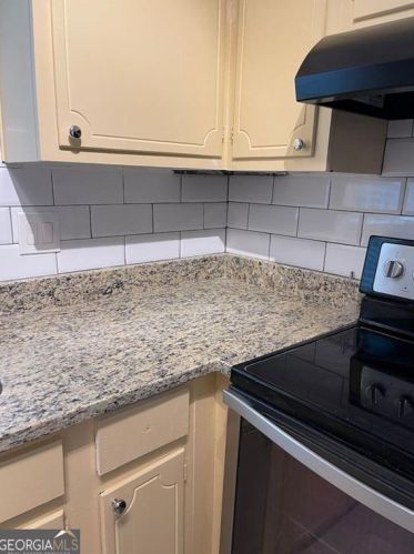 71 Montre Sq, Atlanta GA  30327-4044 exterior