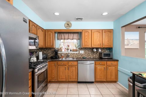 125 Shoreland Ter, Middletown NJ  07748-6212 exterior